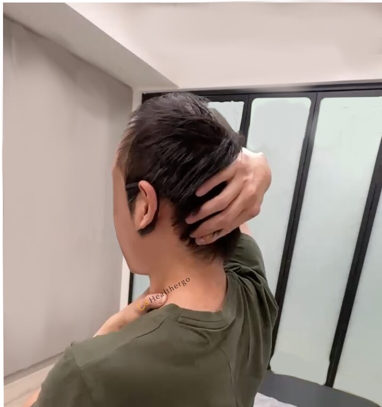 用手把頭「拎」起來